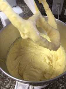 Then add the chilled banana portion to the whipped cream and mix evenly.